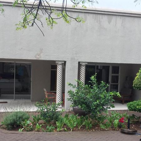 Toro Guest House Rustenburg Buitenkant foto