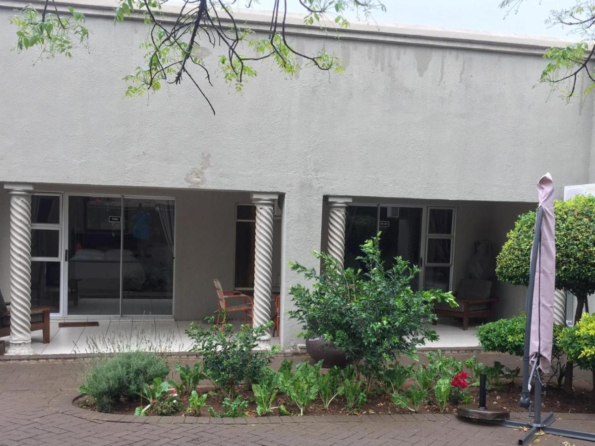 Toro Guest House Rustenburg Buitenkant foto