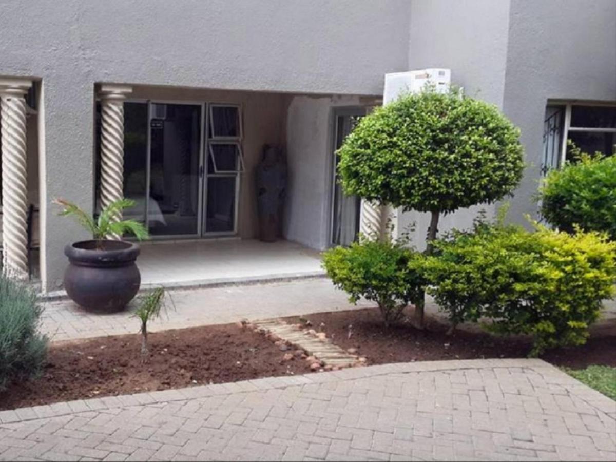 Toro Guest House Rustenburg Buitenkant foto
