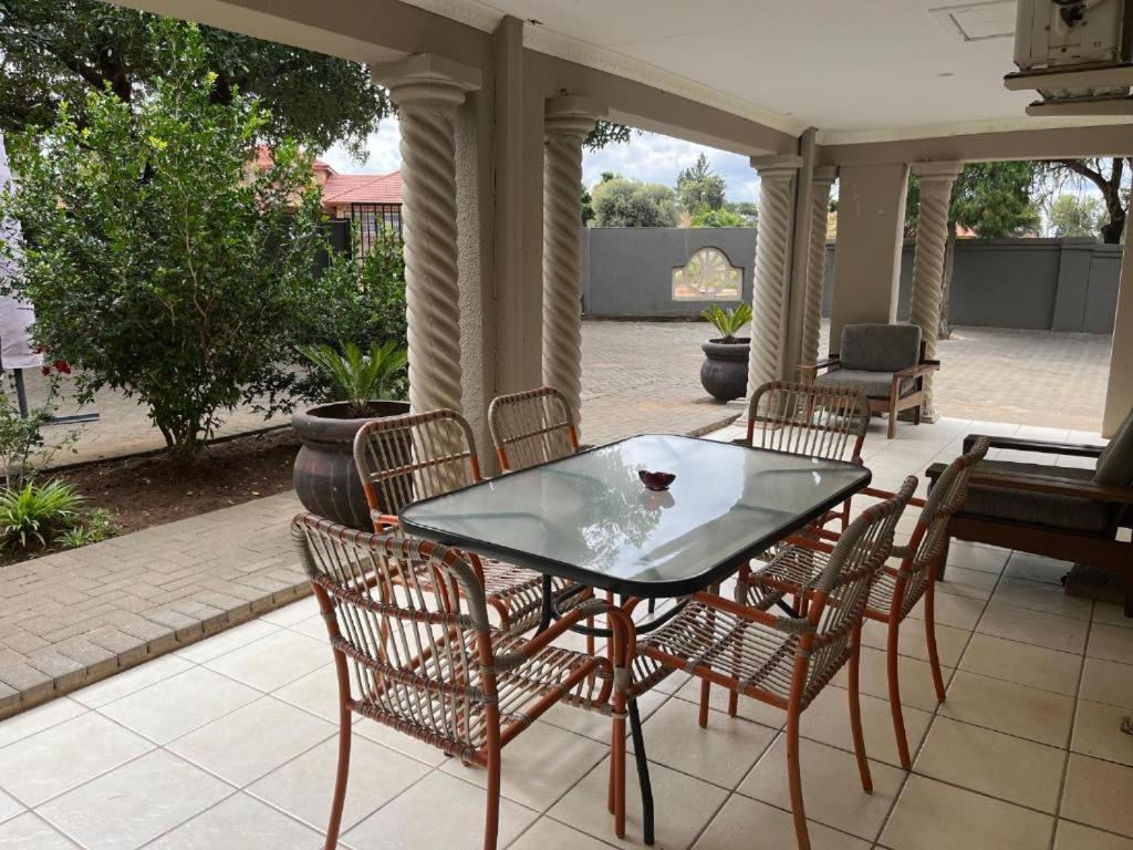 Toro Guest House Rustenburg Buitenkant foto