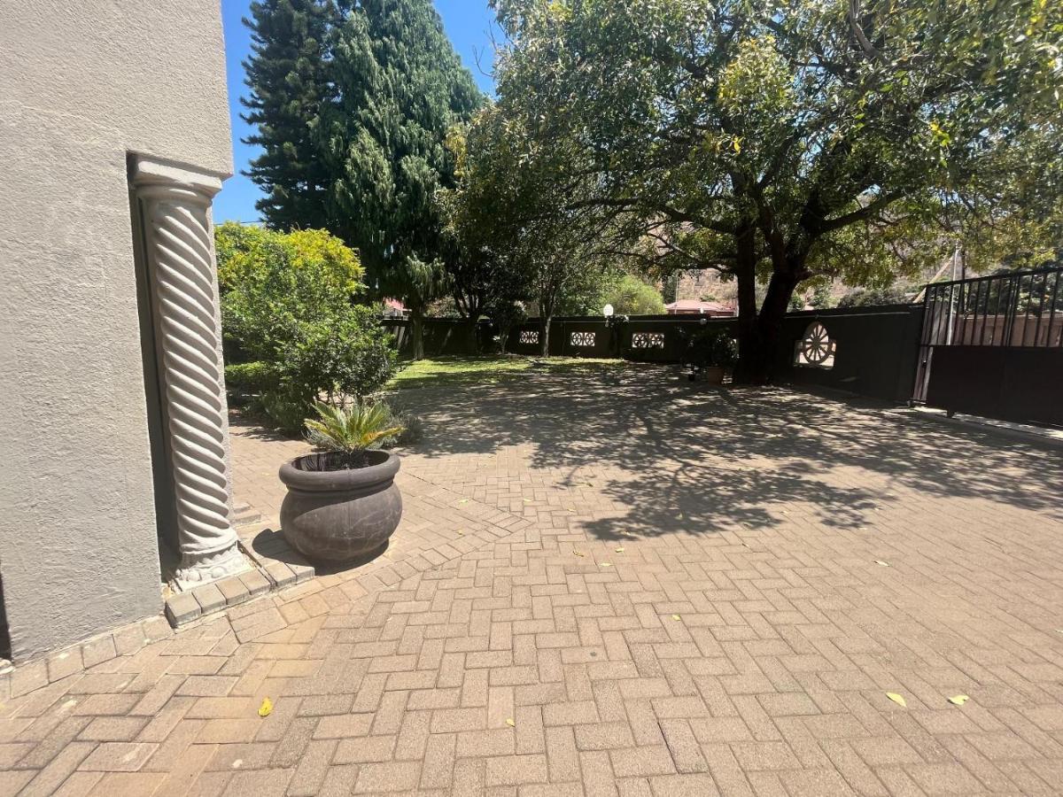Toro Guest House Rustenburg Buitenkant foto