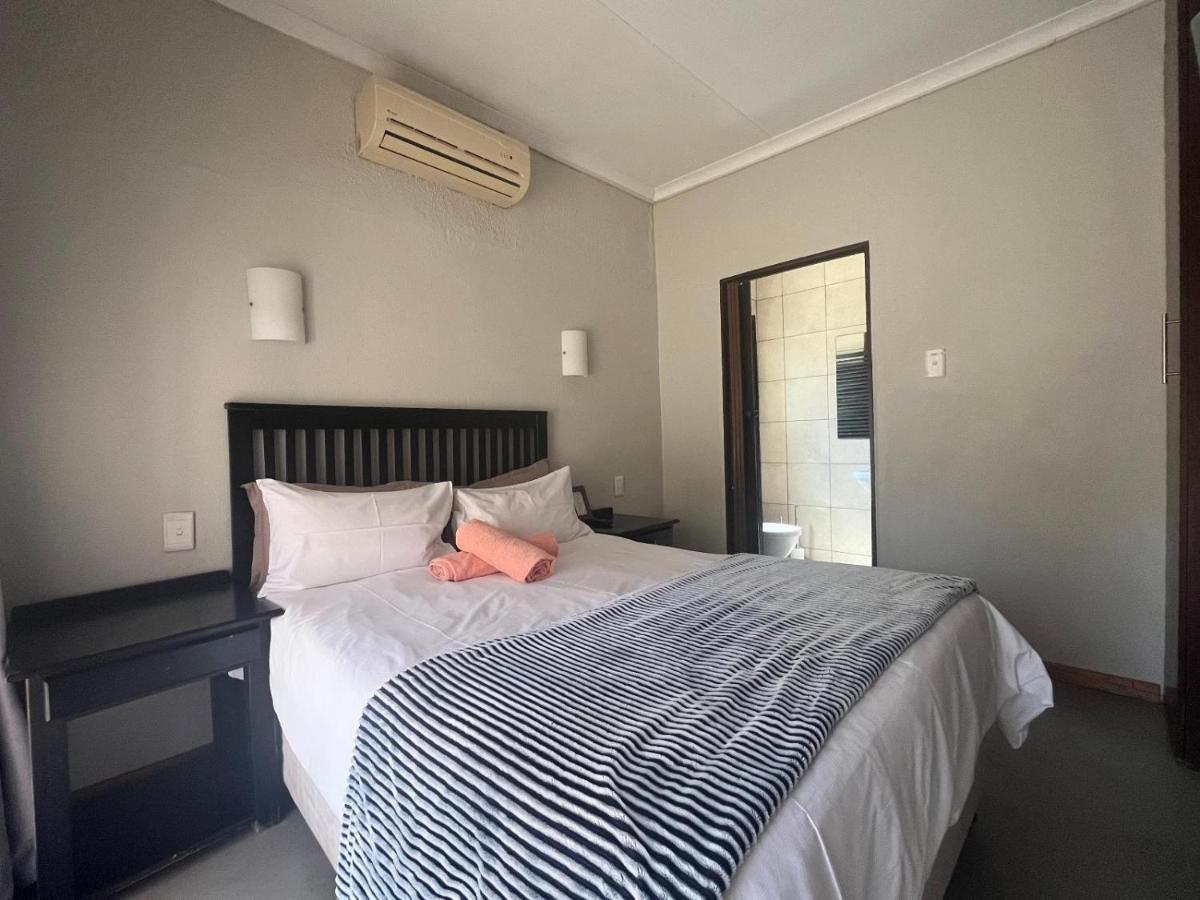 Toro Guest House Rustenburg Buitenkant foto