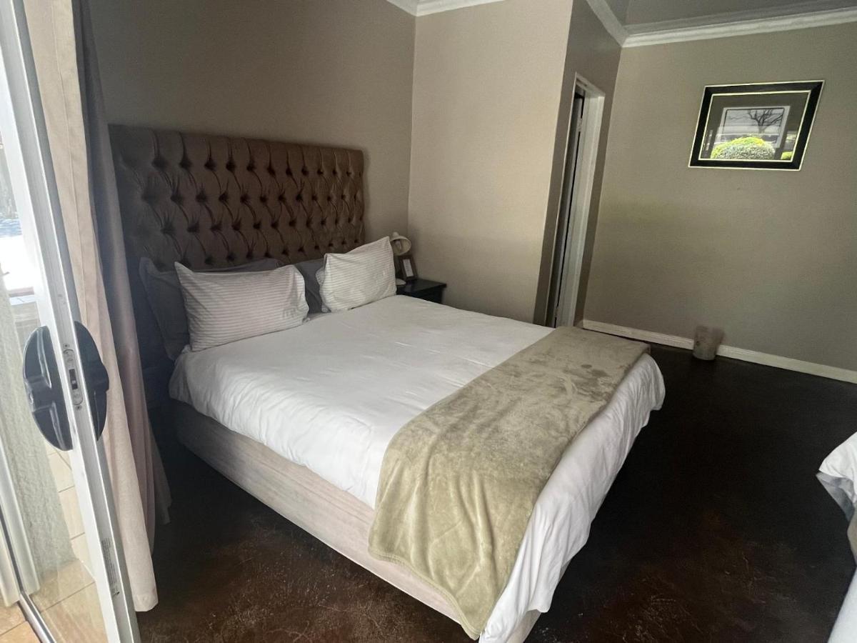 Toro Guest House Rustenburg Buitenkant foto