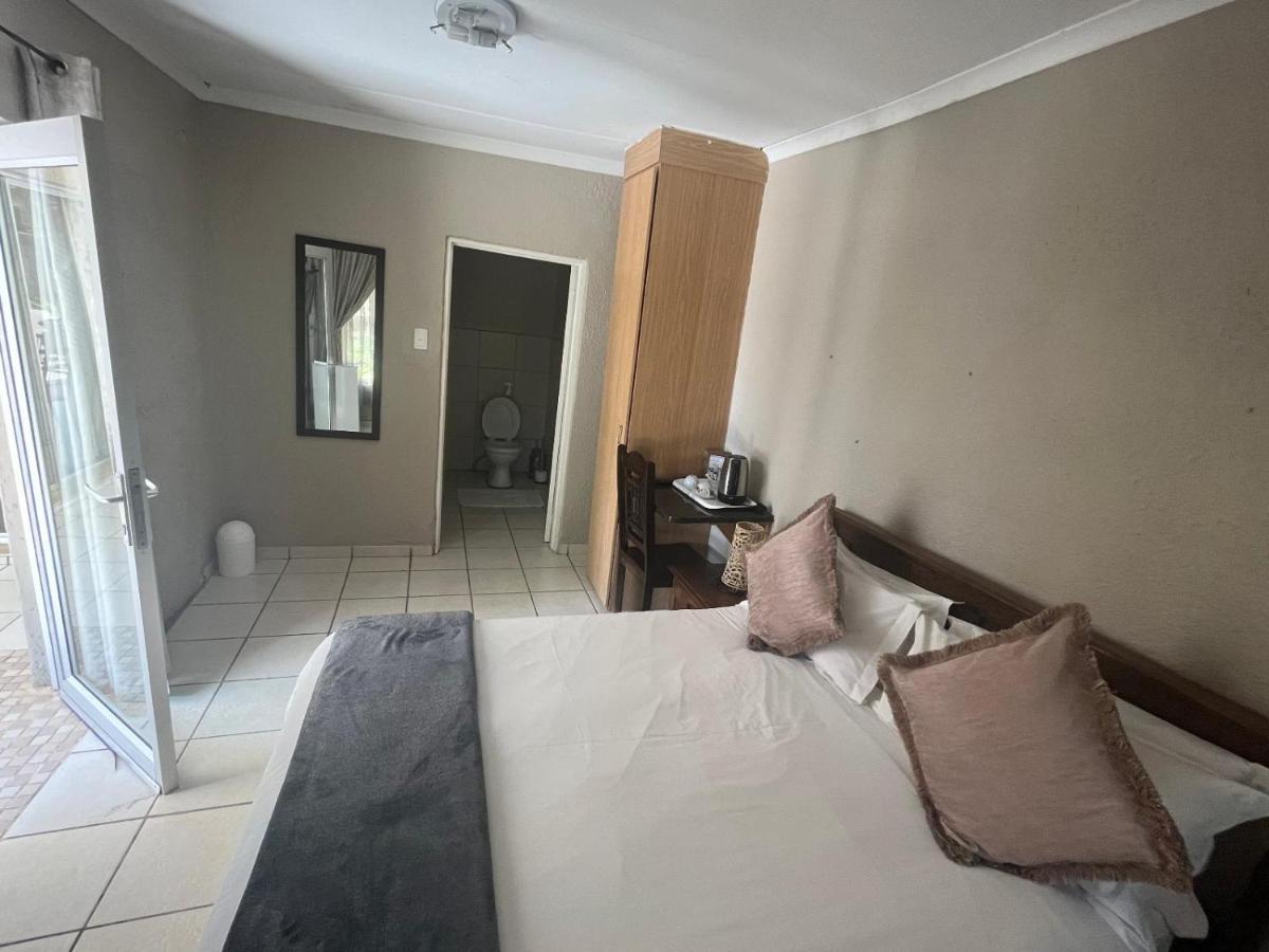 Toro Guest House Rustenburg Buitenkant foto