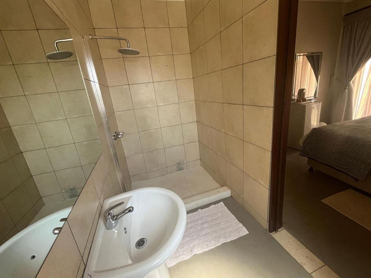 Toro Guest House Rustenburg Buitenkant foto