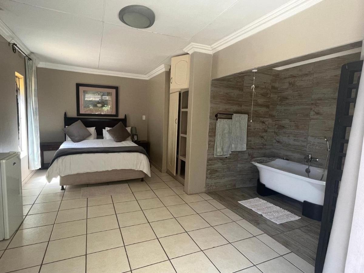 Toro Guest House Rustenburg Buitenkant foto