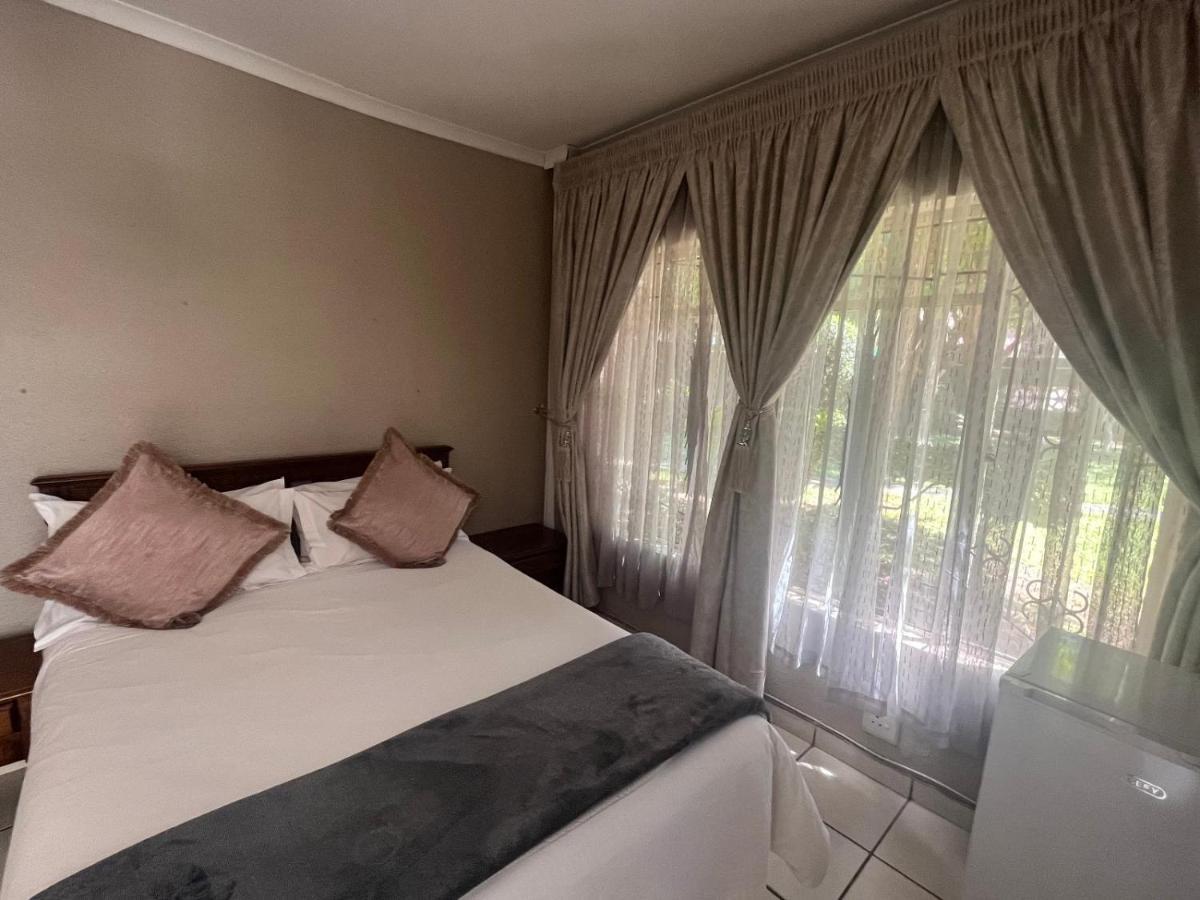 Toro Guest House Rustenburg Buitenkant foto