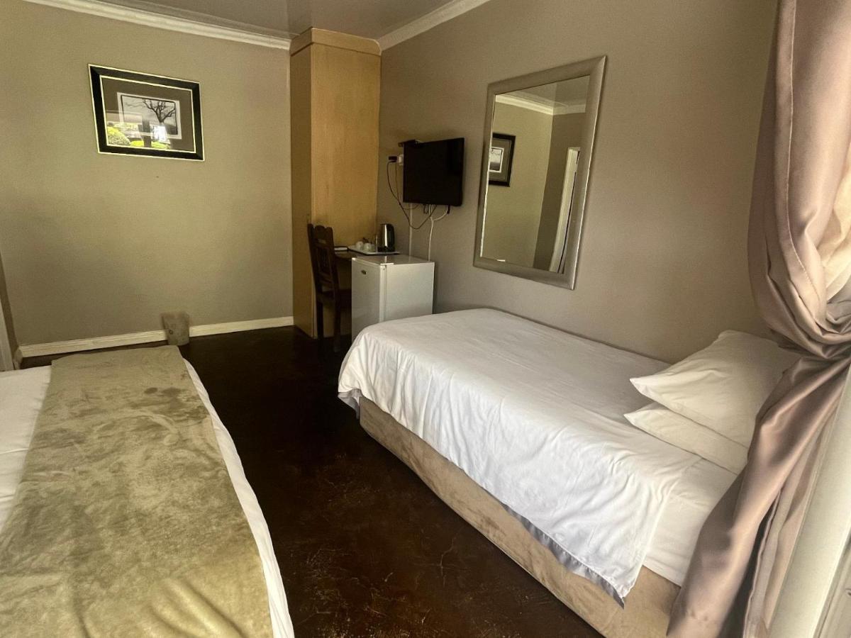 Toro Guest House Rustenburg Buitenkant foto