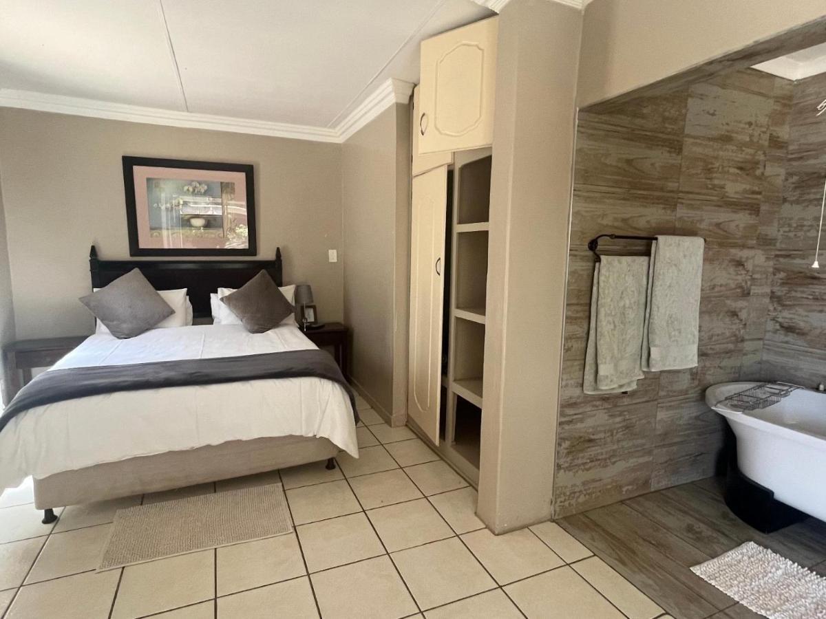 Toro Guest House Rustenburg Buitenkant foto