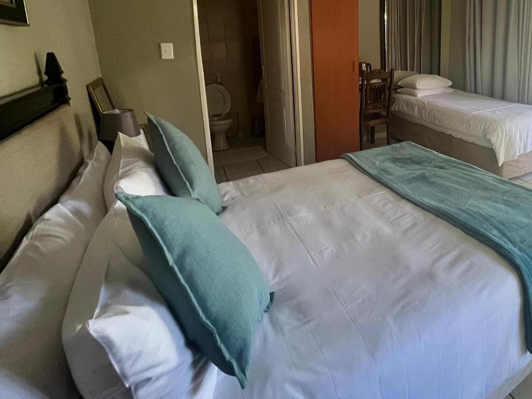 Toro Guest House Rustenburg Buitenkant foto