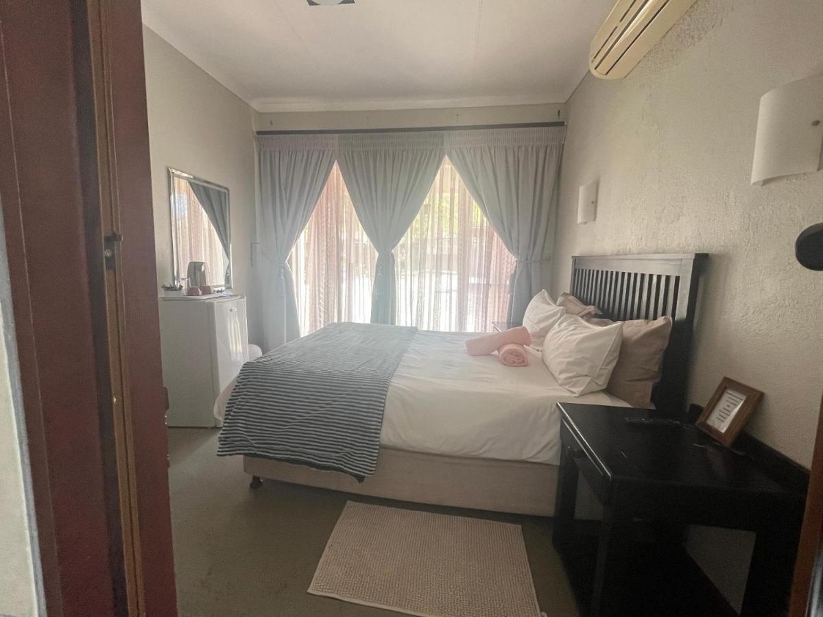 Toro Guest House Rustenburg Buitenkant foto