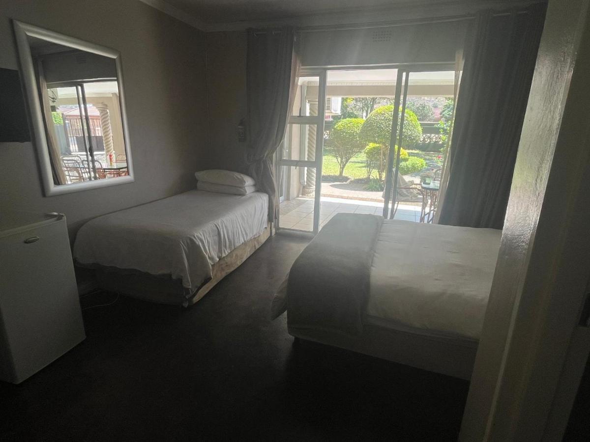 Toro Guest House Rustenburg Buitenkant foto