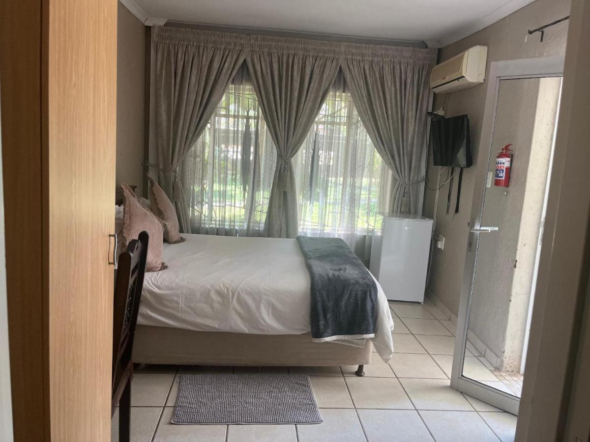 Toro Guest House Rustenburg Buitenkant foto